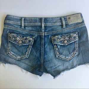 SILVER JEANS Suki Raw Hem Shorts. Bedazzled button  pockets. Size 32.